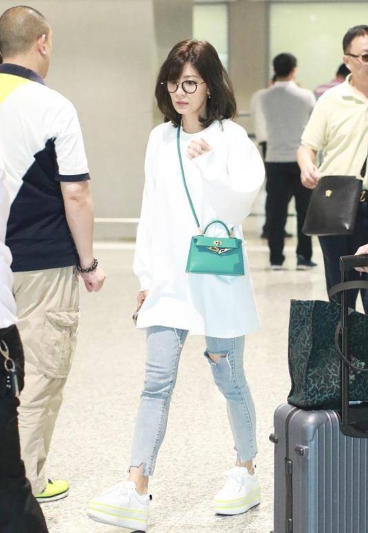 保养|明星保养都挺好，年近50的贾静雯身穿白裙，干净清爽有气质