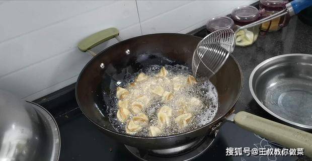 面团|90后宝妈太有才了，2个鸡蛋，一碗面粉，秘制香酥小零食，看馋了