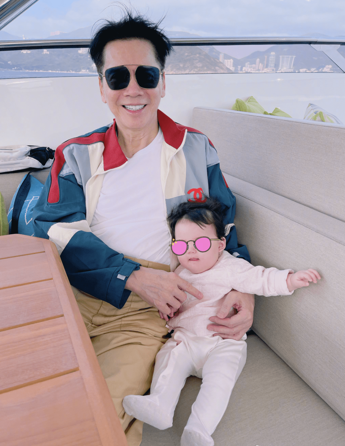郭碧婷|向佐晒一家人合影，郭碧婷穿家居服素颜也靓丽，向太瘦出了尖下巴