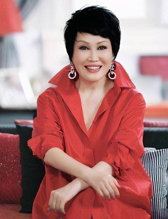 化妆品|靳羽西：春晚前排一坐就是20年，背后的荣誉和成就无数