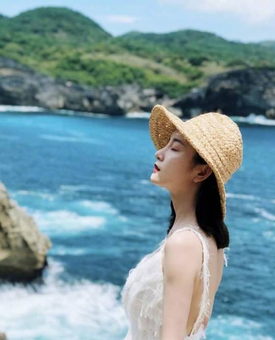 吊带|精致时尚的女人就该学学张檬！吊带穿搭清爽一夏，时髦又优雅？