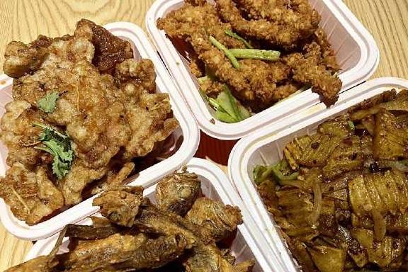 下锅|从这里打包4盒炒菜，回家路上，我没忍住偷吃了好几口！