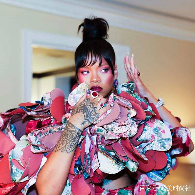 Rihanna|日婆蕾哈娜skr人才，把机车搬上秀场还不过瘾现成“内衣贩子”？