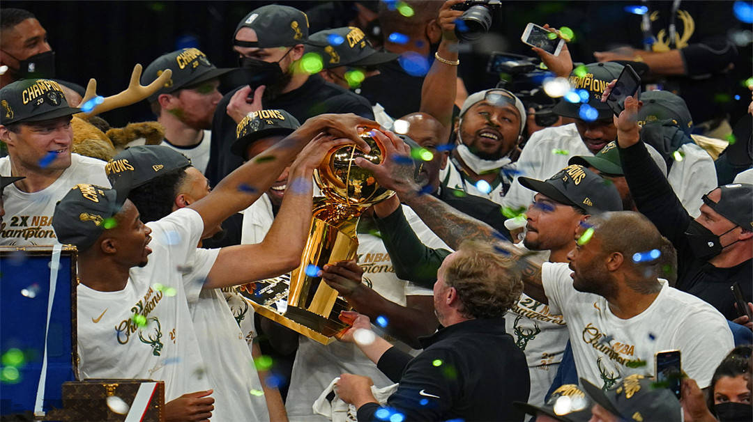 触发nba条款!雄鹿队刚夺冠就被联盟处罚,霍勒迪无奈躺枪