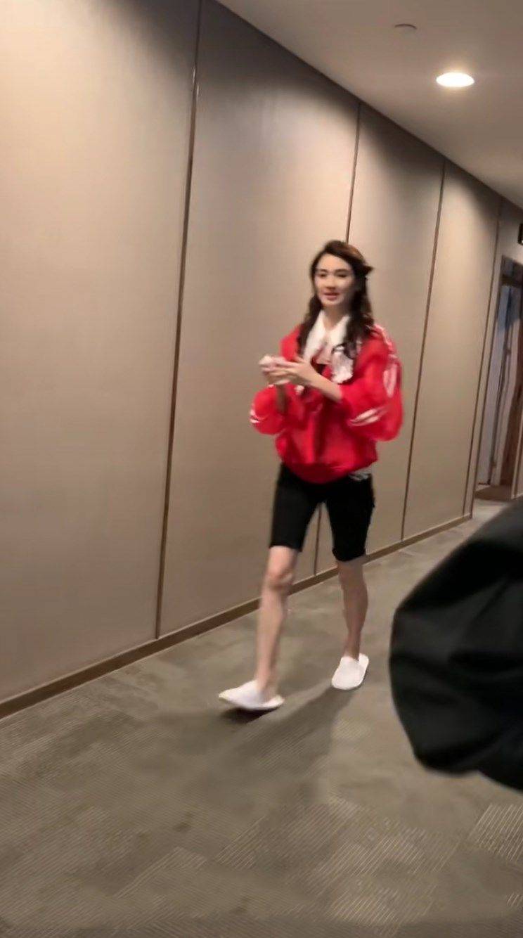 短裙|洪欣穿短裙出镜,美颜后50岁也这么年轻漂亮,但都是假象不真实!