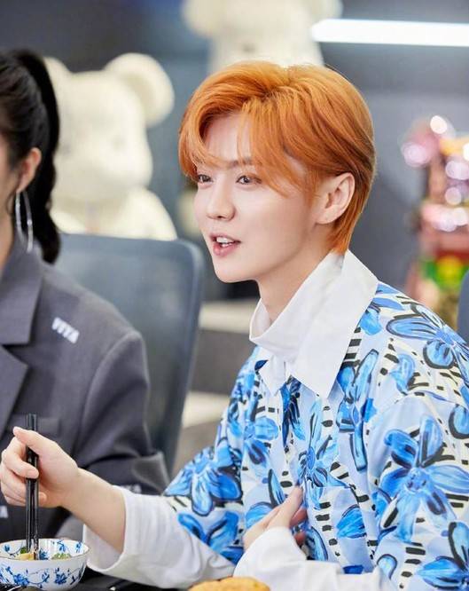 少年气|鹿晗最新造型“爷青回”！染银发梳背头穿刺绣西装，精致又帅气？