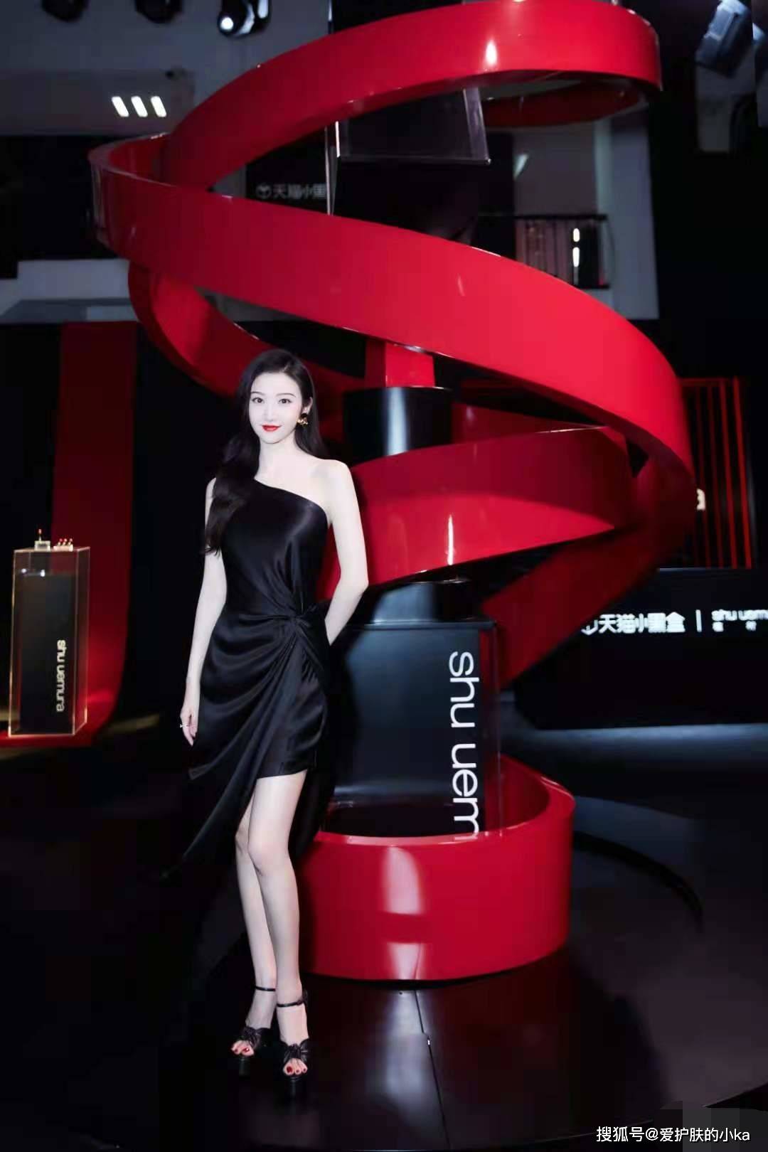 景甜|景甜“翻红”后更显高级，一身“奶肌”配高级黑裙，名媛气质尽显