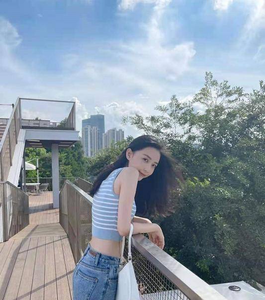成功|潘玮柏老婆晒照片辟谣怀孕！穿背心秀身材，小腹很平无凸起！