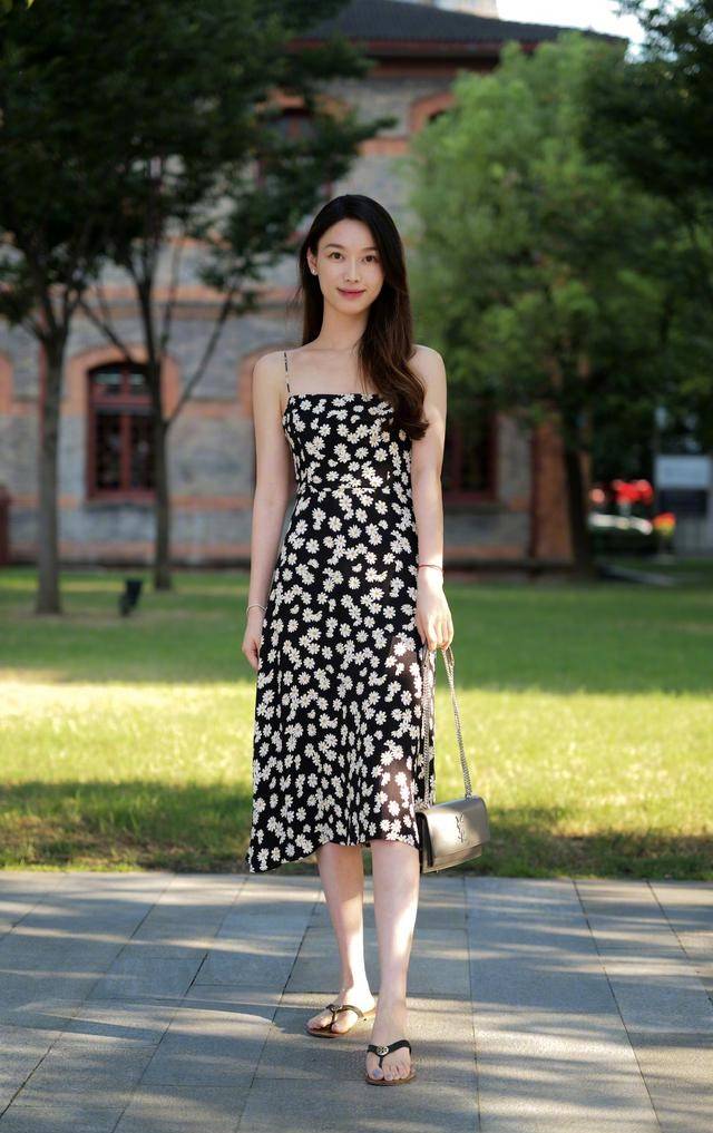 颜色|连衣裙推荐：8位小姐姐演绎花裙子不同穿法，换发型决定不同气质