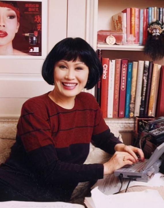 化妆品|靳羽西：春晚前排一坐就是20年，背后的荣誉和成就无数