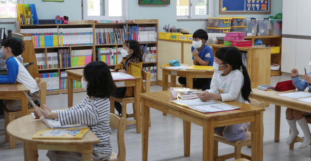 因为|幼儿园老师将孩子反锁阳台，安全问题难以保障，家长看后追悔莫及