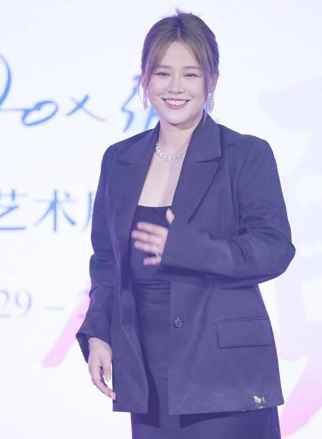 活动|马思纯身材有点控不住，出席活动要穿加大号西装，赘肉快遮不住了