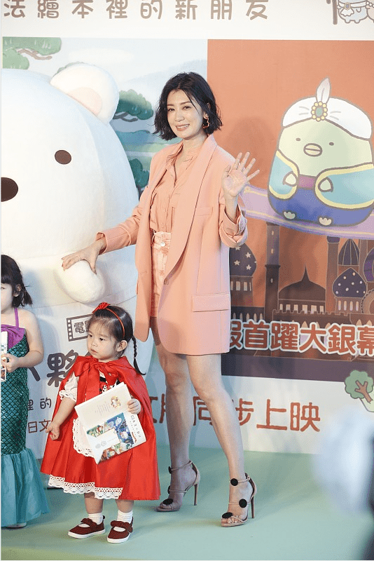 太嫩|贾静雯穿得也太嫩了，全身粉色look真显年轻，说30岁都有人信