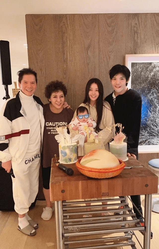 郭碧婷|向佐晒一家人合影,郭碧婷穿家居服素颜也靓丽,向太瘦出了尖下巴
