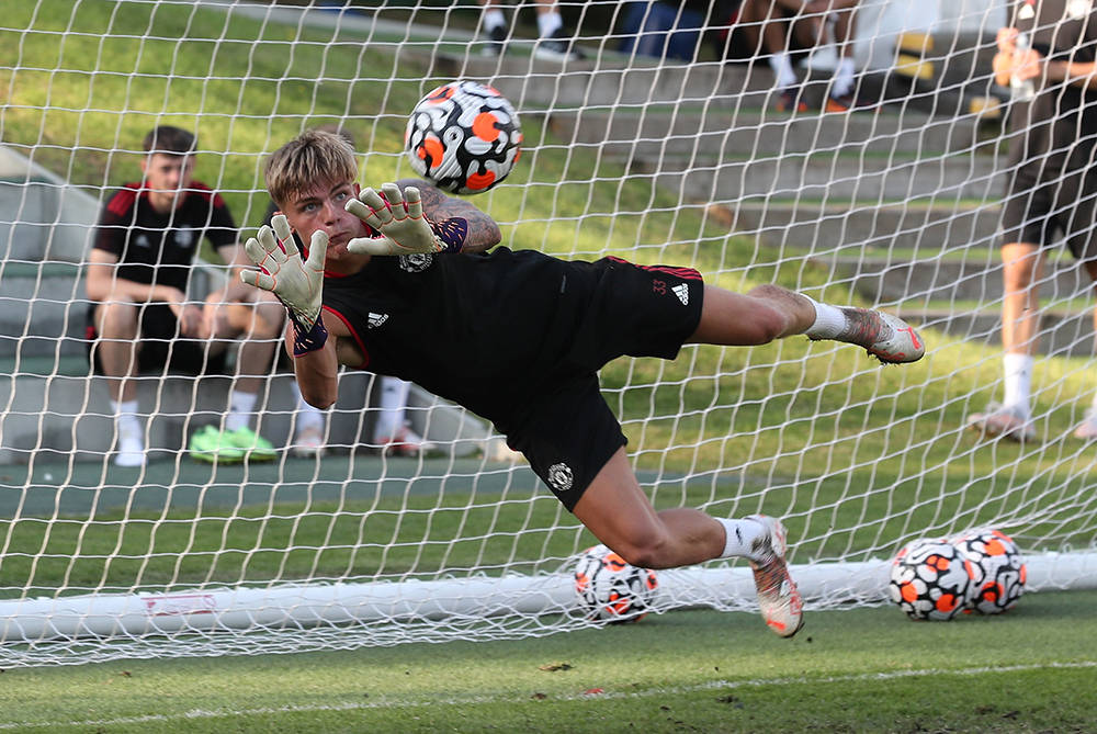 曼联新埃尔文效仿全能王奥谢?训练中客串门将,因租借费出租受阻