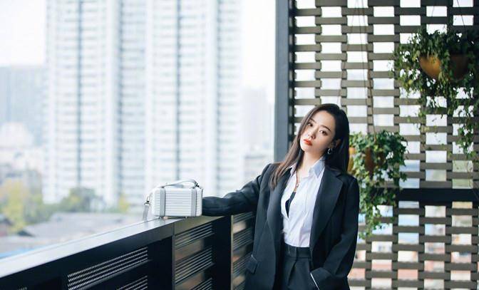 身材|张靓颖瘦了真高调，穿大码T恤玩失踪走机场，竹竿腿身材变化大