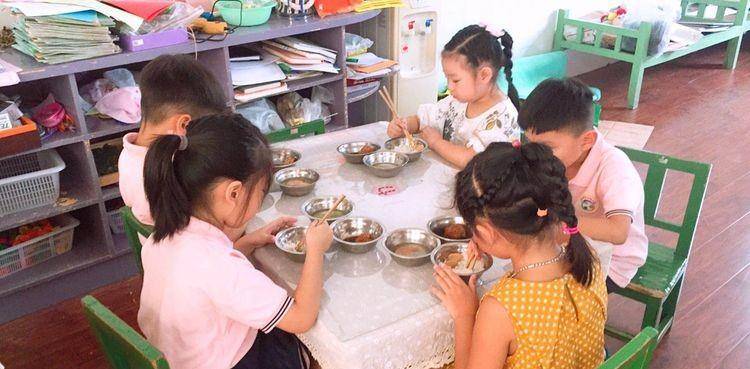 午餐|4岁儿子总说幼儿园饭菜好吃，看到老师发的午餐照片，我惊呆了