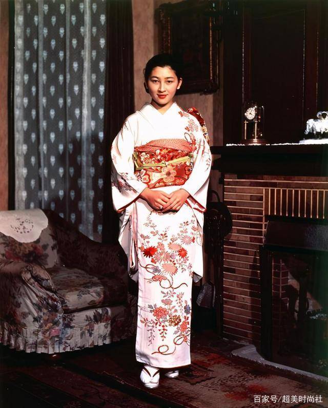 配饰|日本雅子皇后穿一身白亮相,戴珍珠配饰显优雅,被86岁婆婆抢风头