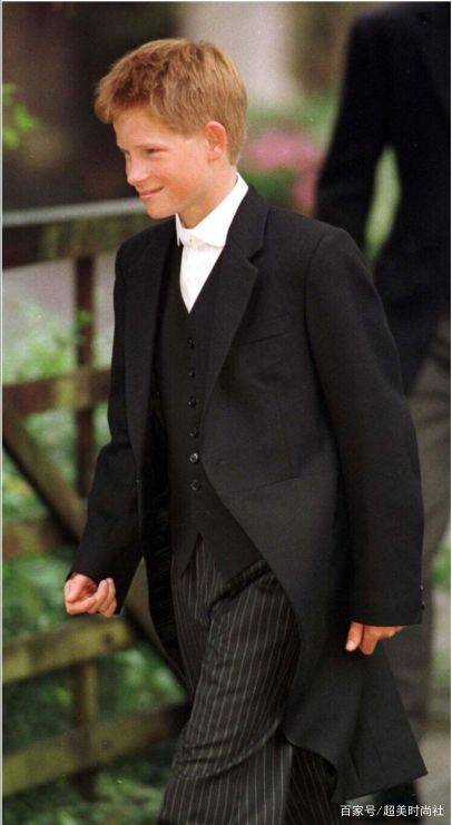 燕尾服|王室成员穿什么校服？威廉王子穿燕尾服，摩洛哥萌娃的校服太简陋