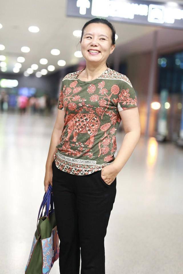 图案|龚琳娜真是不拿自己当名人，穿接地气的花哨T恤，和路人差不多
