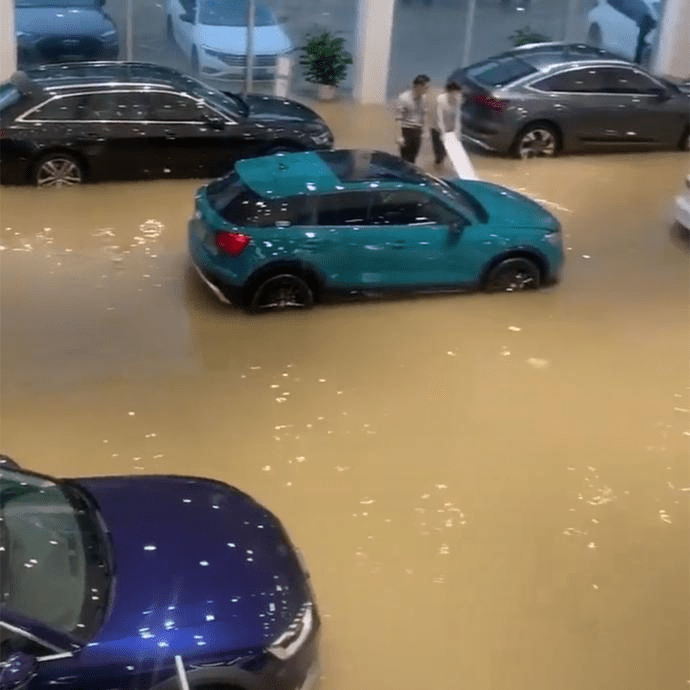 郑州暴雨一奥迪4s店被水淹若40w的奥迪新车卖20w你愿意买吗