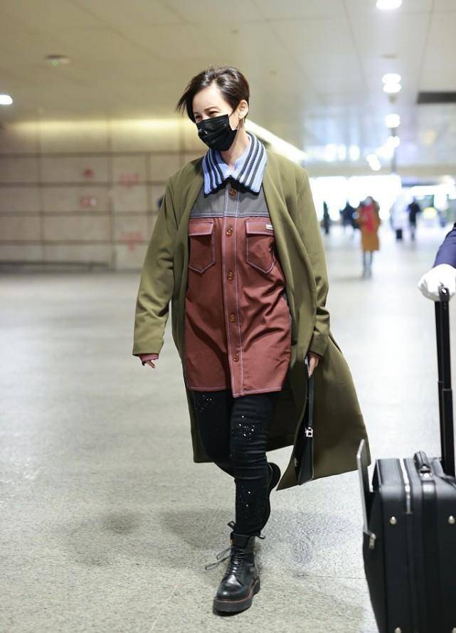 服装|张歆艺的“发面脸”看着还挺有气场,梳大背头露五官,让人难忽视