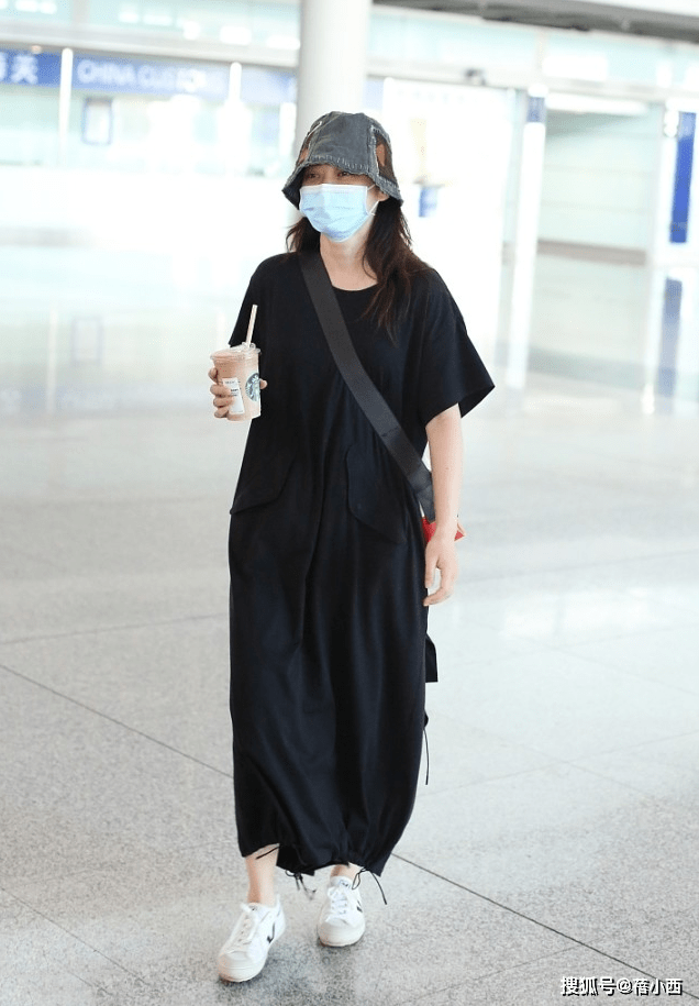 黑色|梅婷与老公走机场，穿宽松黑裙子配渔夫帽，简约低调却蛮有高级感