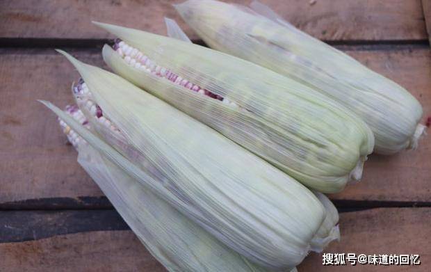 【小帖士】 煮玉米的时候外面留一层外衣,煮出来的玉米会带着外衣的