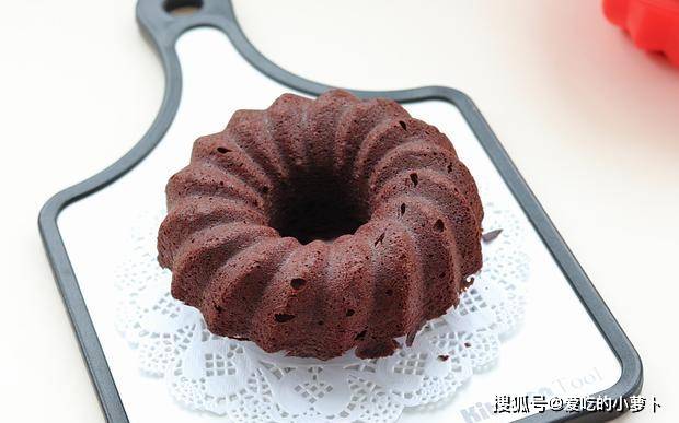 简单又好吃的巧克力磅蛋糕 口感湿润绵密 让你怎么吃都不嫌够 黄油