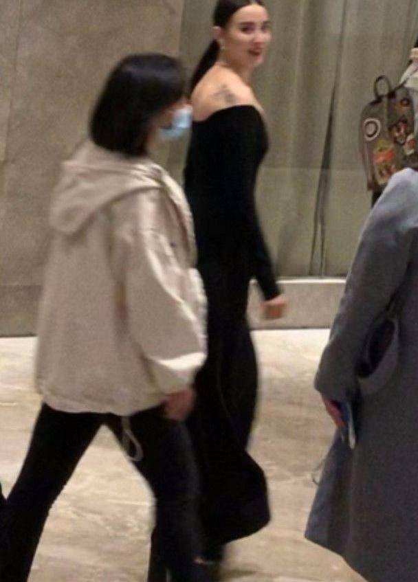 头发|宋佳烫卷发拍戏似大妈，但在机场拍到的生图，打扮却越来越中性！