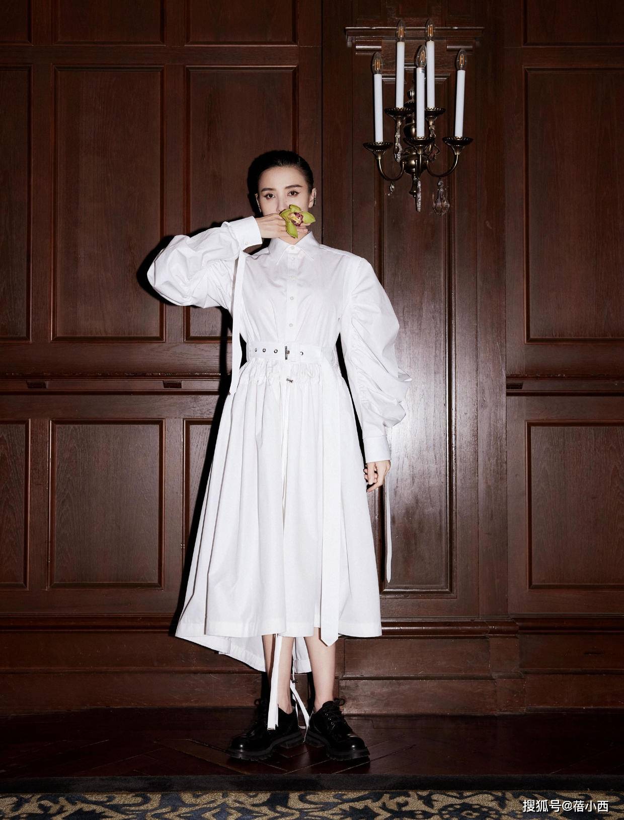 好身材|宋佳平常把好身材藏起来,这回穿西装内搭薄纱上衣,直接透出内衣