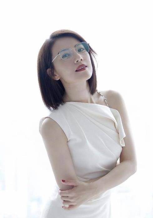 事业|高圆圆出席某活动，一身白色斜肩礼服简约时尚，气质优雅