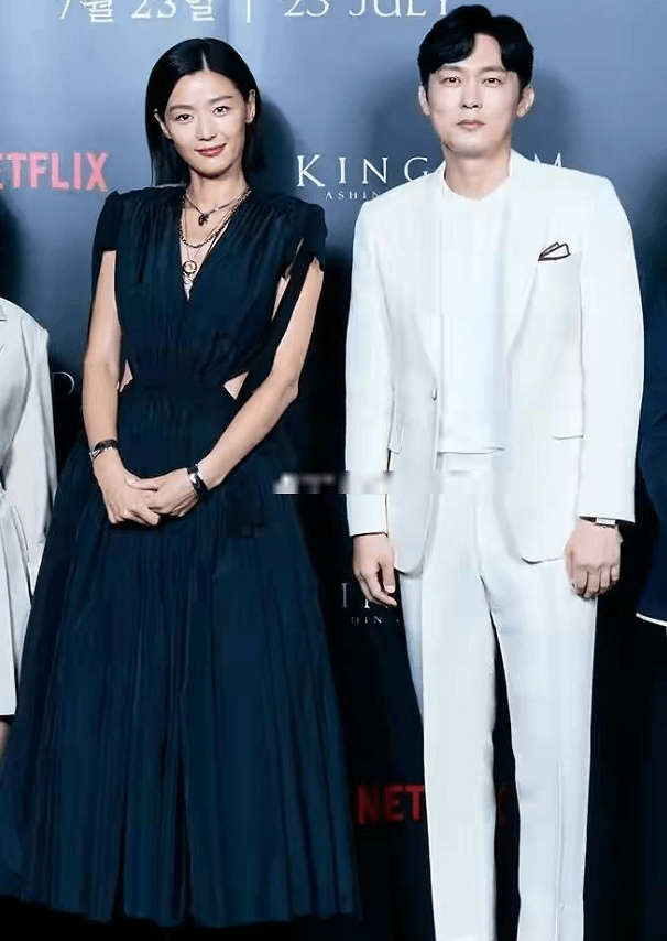 魅力|全智贤久违露脸模样真变了不少，穿镂空V领裙秀腰肌，状态似刘雯