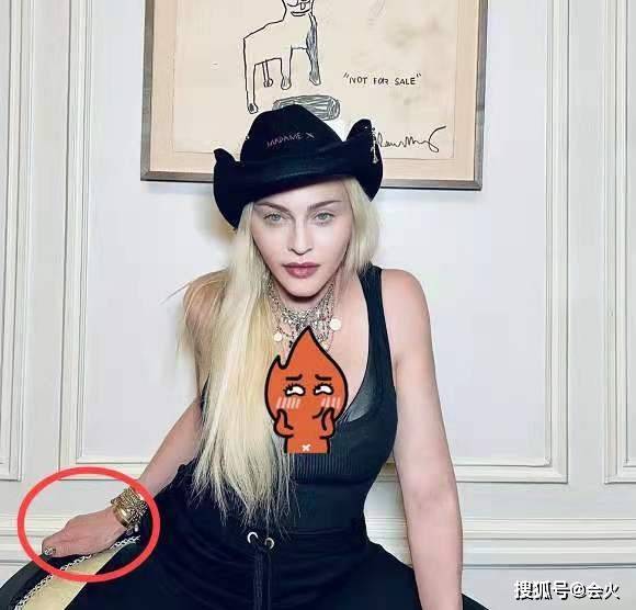 自拍|62岁麦当娜晒性感自拍！穿黑色背心身材丰腴，手背布满皱纹被嘲老