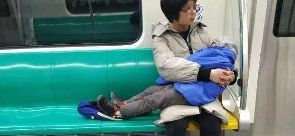 地铁上，妈妈的细微动作引关注，网友：这才是给孩子最好的教育