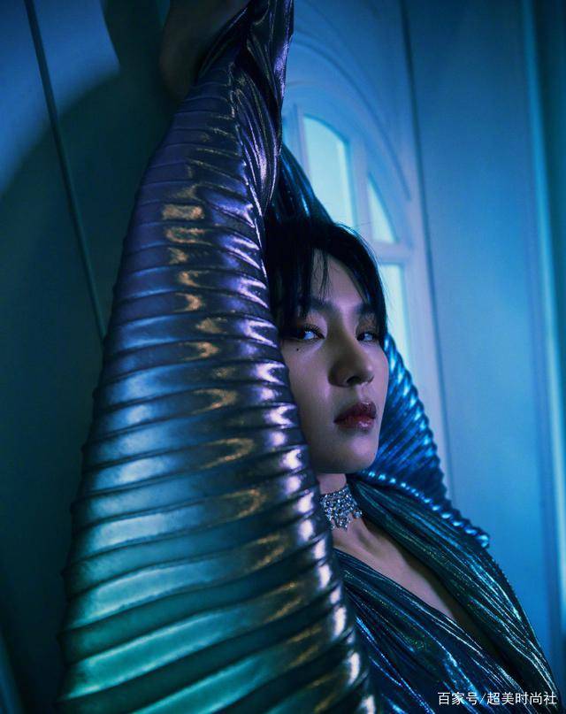 周笔畅|一千零一夜晚会明星造型翻车！周笔畅穿胖了一圈，郑爽牙签腿吓人