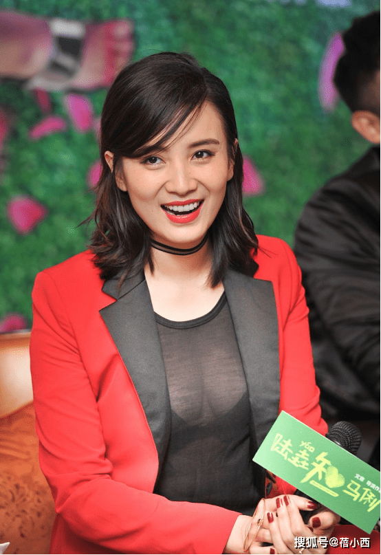 好身材|宋佳平常把好身材藏起来，这回穿西装内搭薄纱上衣，直接透出内衣