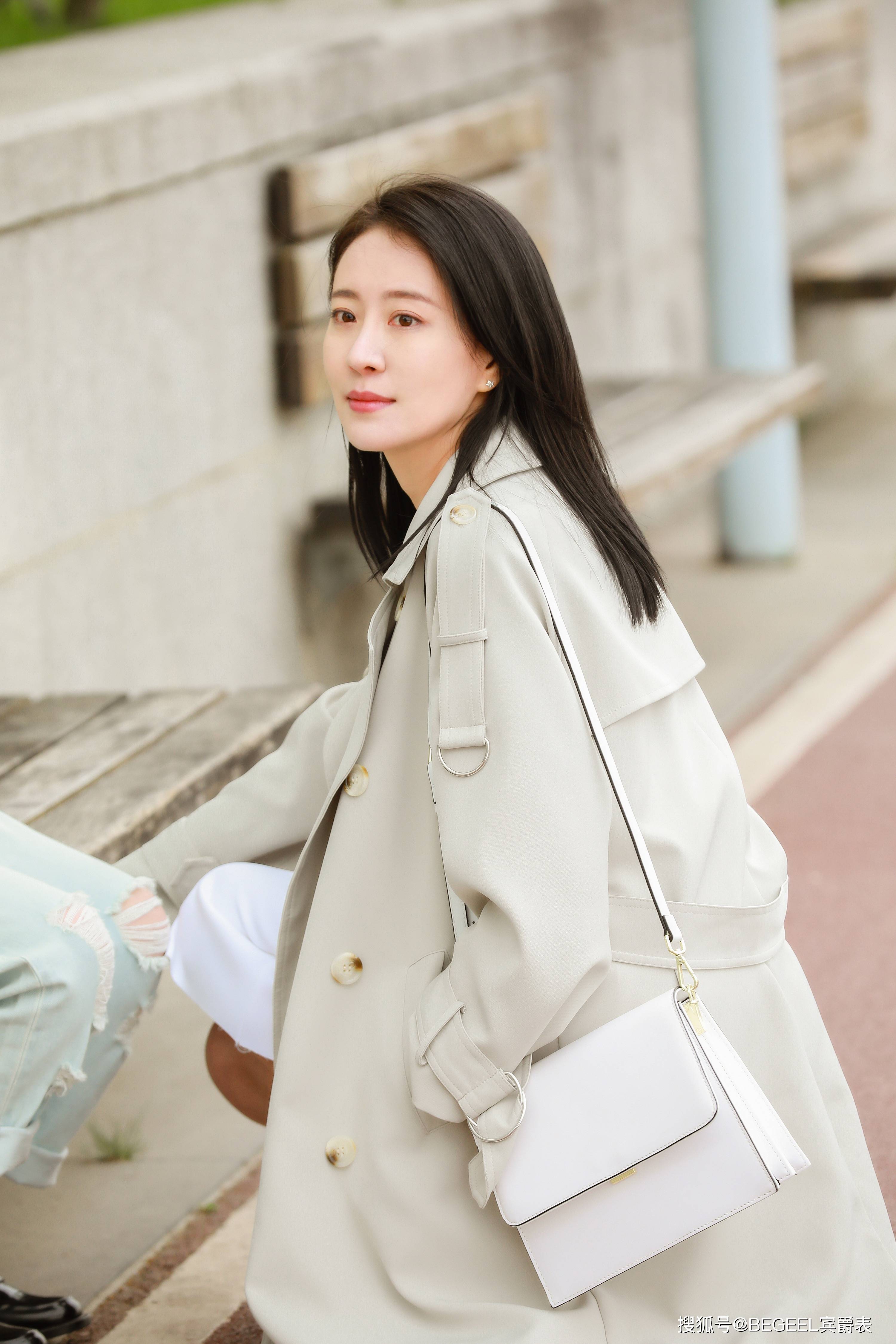 场合|女人过了30岁，不要乱穿衣服，这样穿更优雅大方