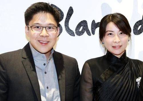 名媛|郭晶晶高调出发不忘秀恩爱！穿运动装变小女人，和霍启刚不舍分别