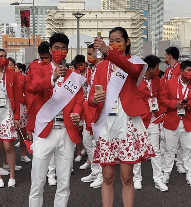 体育|热搜第一！中国代表团亮相朱婷赵帅抢眼，网友：14亿人为你们加油