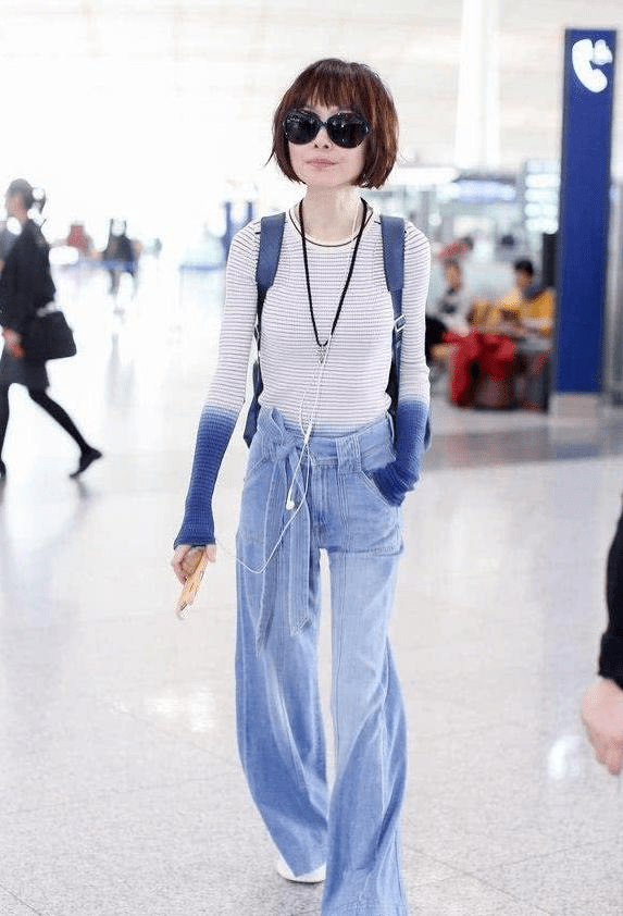 廓形|鲁豫那么瘦还穿一身黑,连体裤显得空荡荡,配新发色倒洋气不少