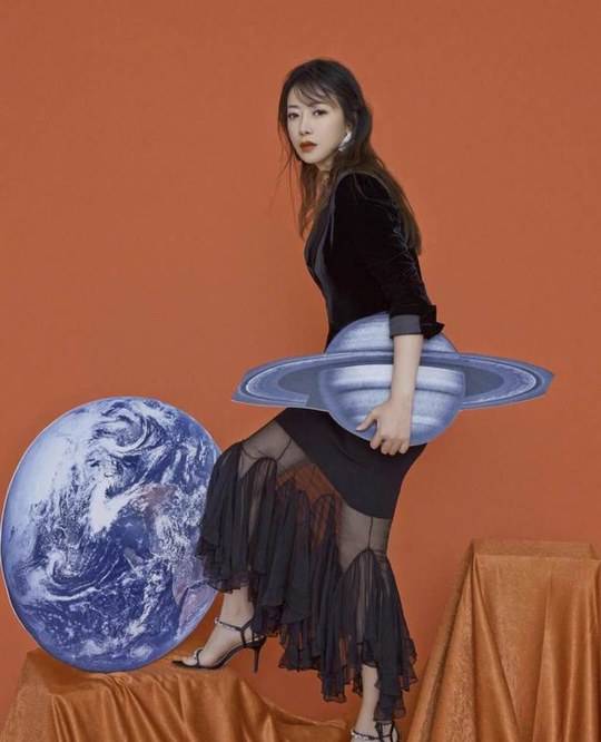身材|“冻龄”女神陈紫函,穿黑色西装搭小白裙,女强人气场满满!