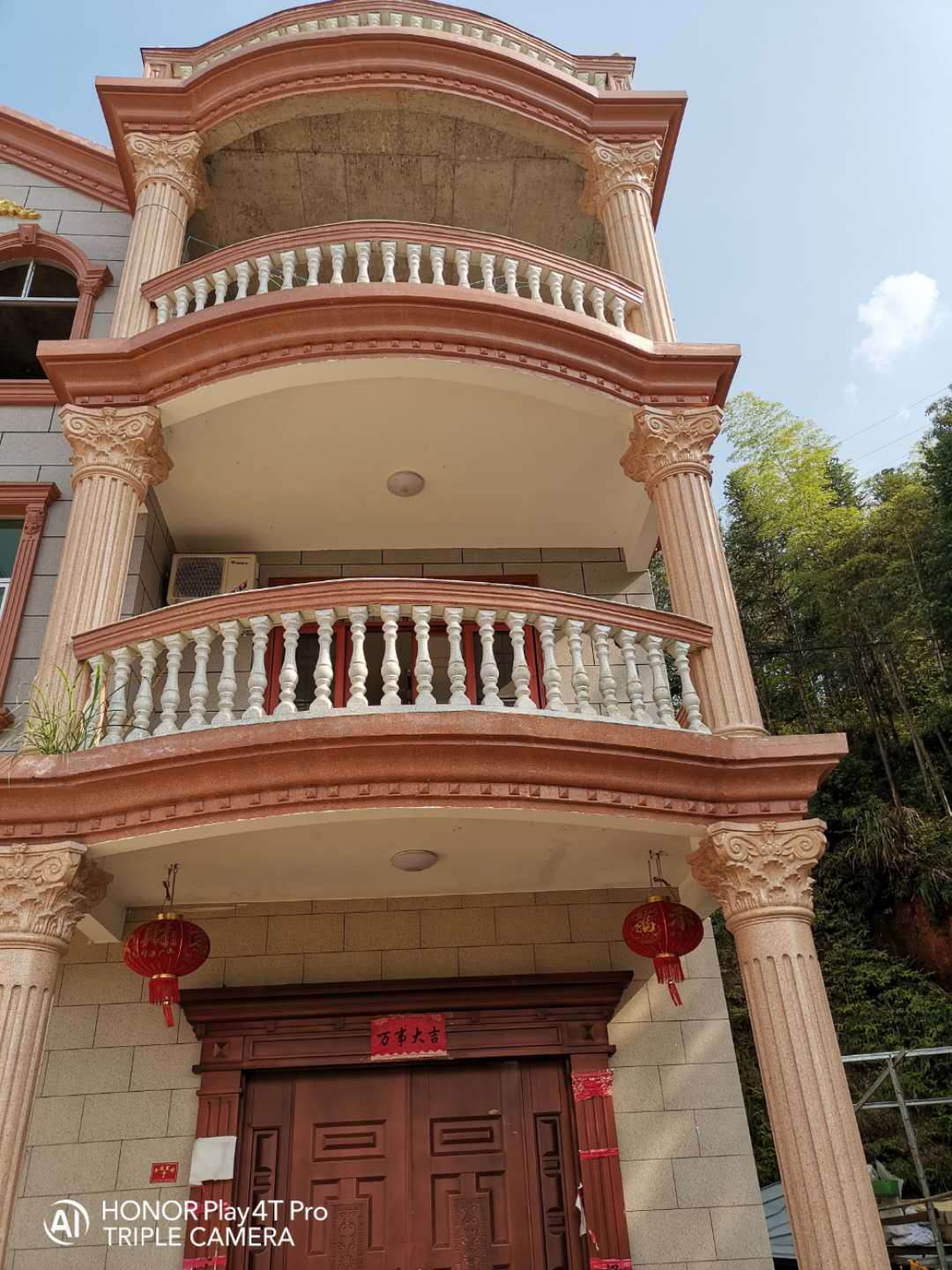 堂哥家的新房子,一共盖了三层,全部加起来有400多个平方呢!