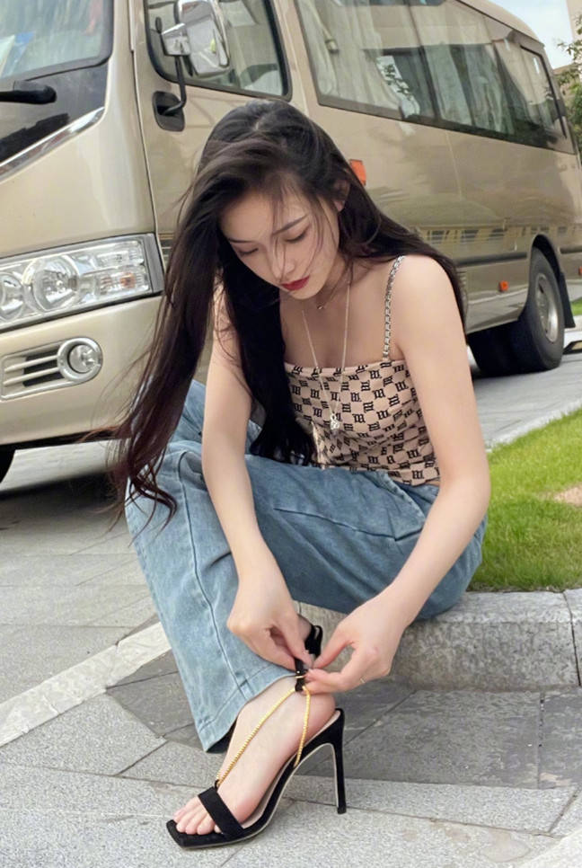 身材|林允拥有长腿仍嫌不够？街拍还把半裙“颠倒着穿”，真会博眼球