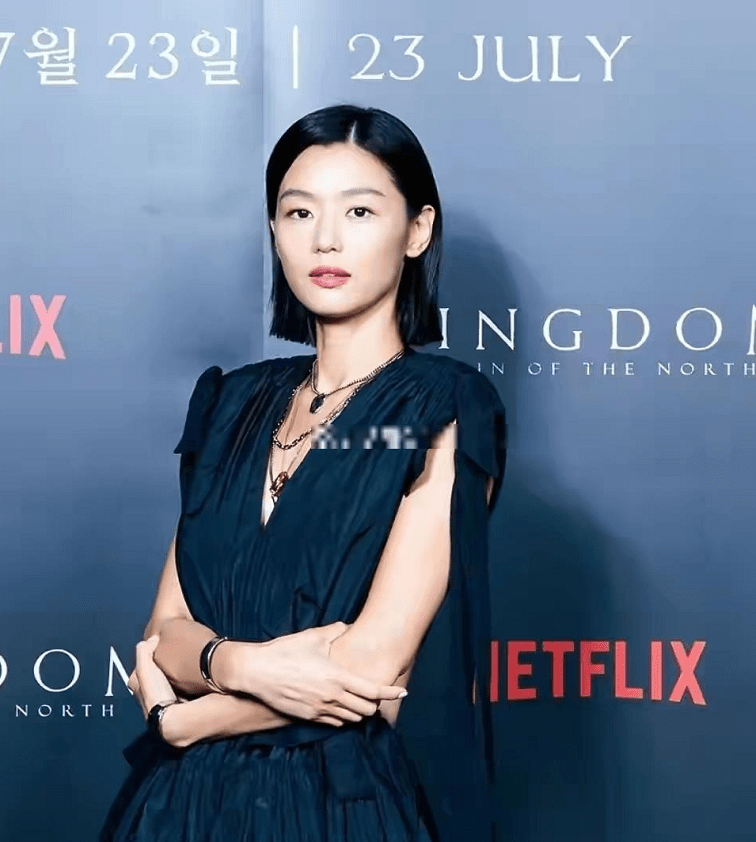 魅力|全智贤久违露脸模样真变了不少，穿镂空V领裙秀腰肌，状态似刘雯