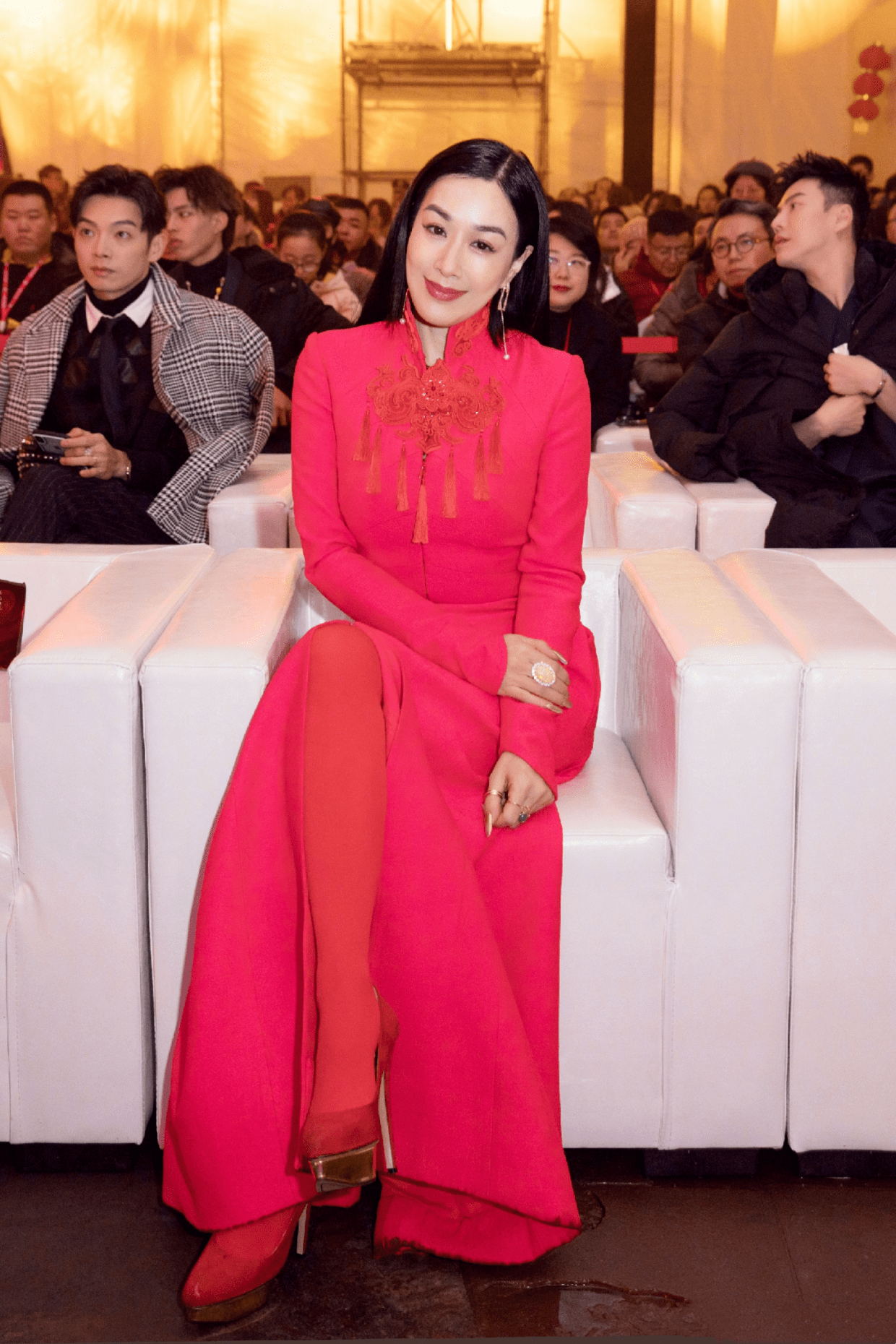 魅力|钟丽缇与女儿走机场，针织开衫配白色短裤超洋气，母女美如姐妹花