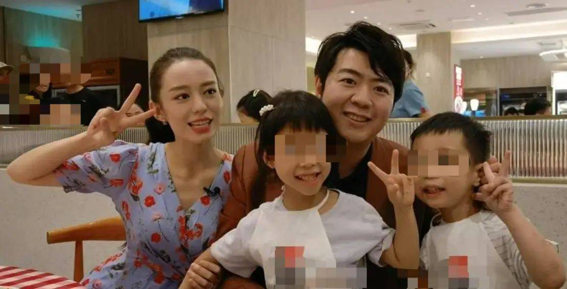 显得|郎朗老婆再怎么营销,路人镜头暴露真实肤色,脸黄又瘦反而不美!