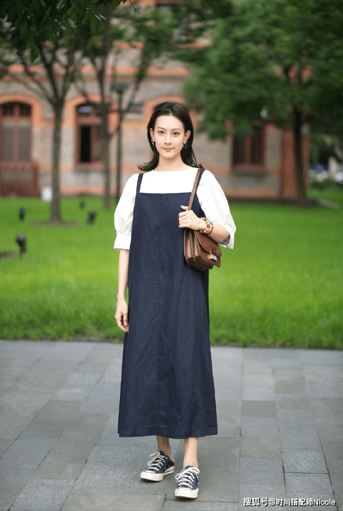 上衣|今夏流行一种穿法：叫“吊带外套”，优雅时髦，肩宽背厚有救了