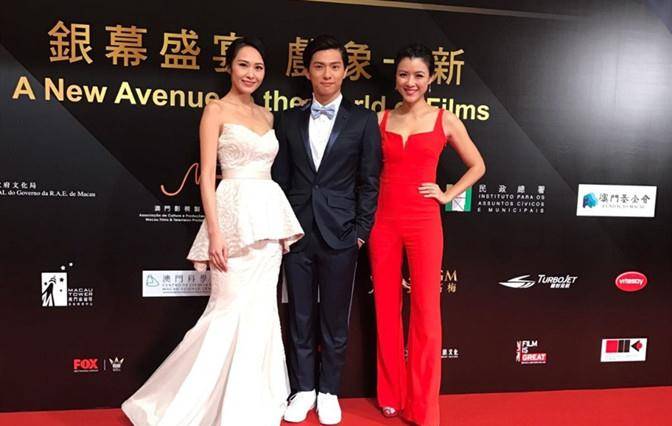 合体|陈茵媺夫妇罕见合体出游，穿短裙似女团，50岁陈豪头发花白老太快