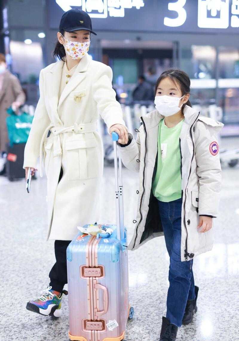 黄奕|黄奕独自带女儿走机场,穿米色大衣配运动鞋,和女儿更像姐妹